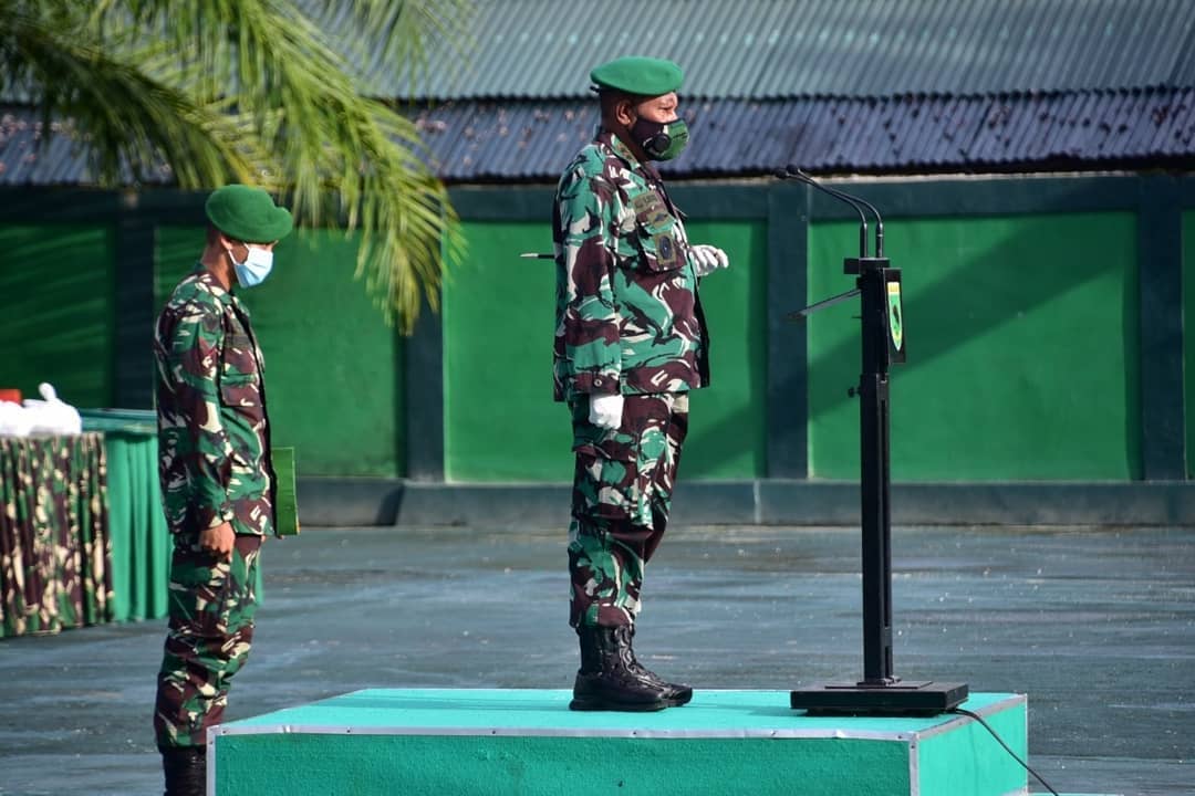 Puspen_TNI's tweet photo. DANPASMAR 3 TURUT SERTA SERAHKAN ALAT PELINDUNG KEPADA TUKANG OJEK KOTA SORONG
.
Alat pelindung diri ini menjadi milik pribadi para tukang ojek untuk digunakan😎💂 #Marinir #TNIPeduli #WeLovePapua #Pasmar3 #BersatuLawanCovid19 https://t.co/71j0b6nfCr