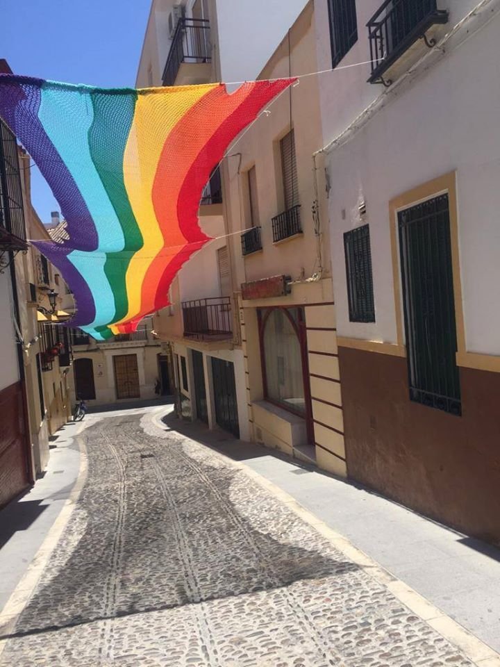 FueraCloset_AC's tweet photo. Colocan bandera arcoíris monumental de 50 metros de largo, tejida con técnica de ganchillo, por 13 mujeres voluntarias, en Aguilar de la Frontera, una localidad de la ciudad de Córdoba, España. #Orgullo2020 🏳️‍🌈🇪🇸🧶😍👏 https://t.co/9Irkmq7Fpn