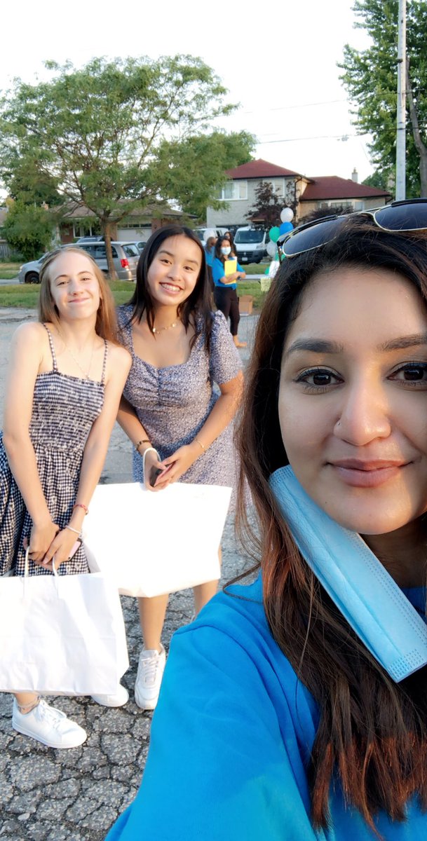 s___malik's tweet photo. Our socially distant parking lot graduation celebration. So proud of you Grade 8’s! @AllanAMartinPS https://t.co/U3pnnmqRQk