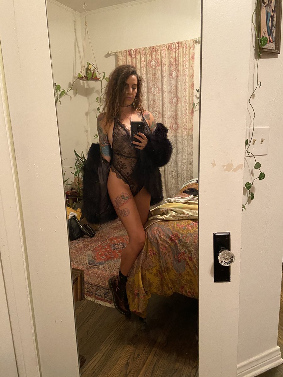 she_ridesss's tweet photo. Getting ready to put up new pics on #onlyfans #onlyfansnewbie https://t.co/mpPOLiFT3N