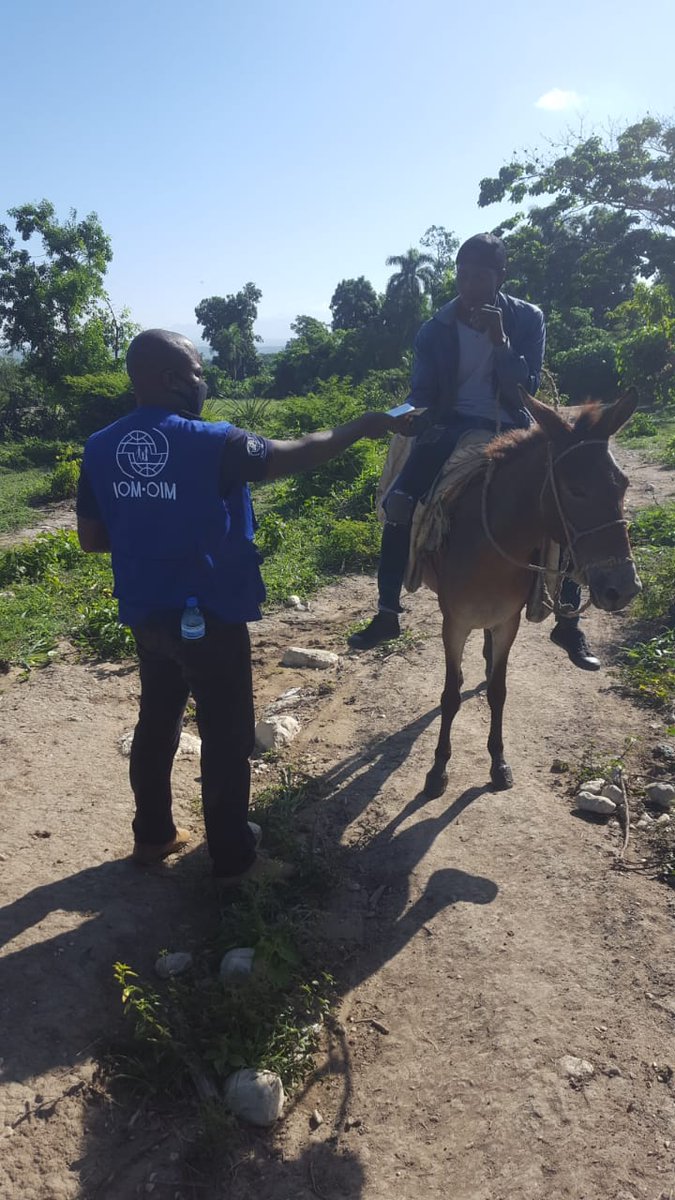 IOMHaiti's tweet photo. L’equipe de #OIM à #Belladere avec @ZanmiLasanteht &amp; @MsppOfficiel ont visité les points non-officiels de #Locaraie, #BocBanique, #LianneTrompette, #Borne173, #LianneTrompette pour sensibiliser la population sur les mesures de prévention contre #COVID19

Grâce à l’appui @eu_echo https://t.co/LSMsZVntWO