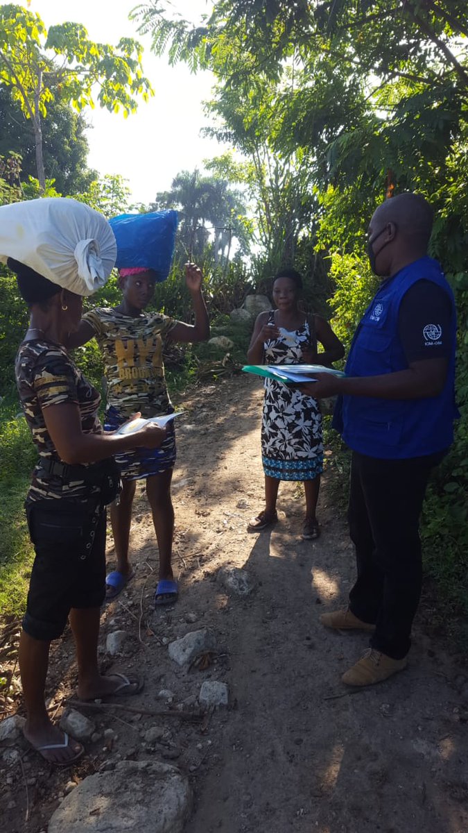 IOMHaiti's tweet photo. L’equipe de #OIM à #Belladere avec @ZanmiLasanteht &amp; @MsppOfficiel ont visité les points non-officiels de #Locaraie, #BocBanique, #LianneTrompette, #Borne173, #LianneTrompette pour sensibiliser la population sur les mesures de prévention contre #COVID19

Grâce à l’appui @eu_echo https://t.co/LSMsZVntWO