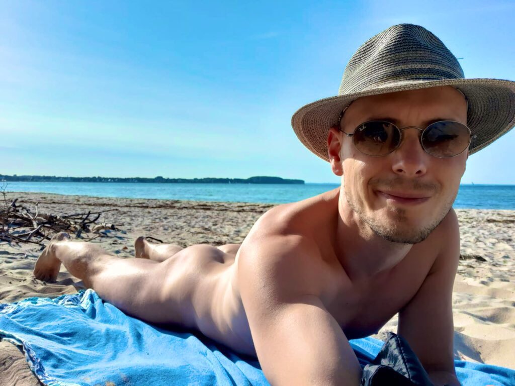 nackt81's tweet photo. An impression from my visit to the #nudebeach yesterday evening.
#fkk #naturism #nudism #bodypositive #nakedlifestyle #outdoornudity https://t.co/sm2esR7BLd
