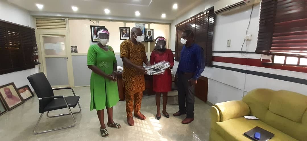 Pinkmind19's tweet photo. Pinkmind initiatives donated face shields to Oshodi isolo health centre. We were received by the MOH and the Vice Chairman, Honorable Daisi Oso.

@jidesanwoolu @followlasg https://t.co/cYuUOiugS5