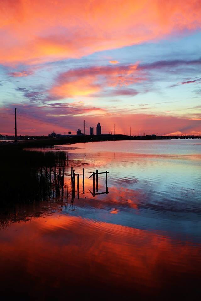 OriginalOyster's tweet photo. There’s nothing like a beautiful sunset to end a healthy day. Come out and join us for the perfect view and a great meal. #handcraftedCocktails #bestSeafoodEver
#localCraftBeers
#freshGulfOysters
#crabClaws
#wholeFlounder #createYourOwnSeafoodPlatter https://t.co/98wfTw3c2G
