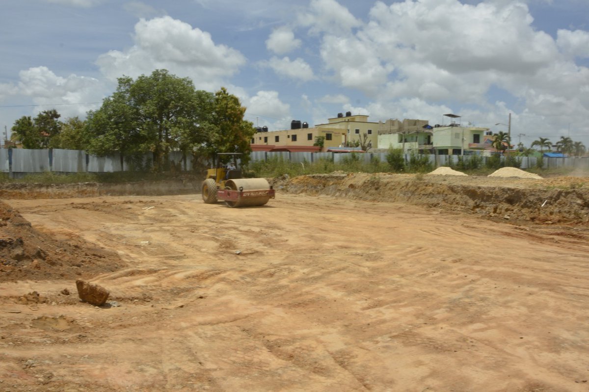 El gobernador provincial, licdo. Ramón Güilamo, acopañó este miércoles al ministro del Ministerio de Obras Públicas, Ing. Ramón Pepin, a supervisar los trabajos de construcción del nuevo Mercado municipal, el cual será construido con un monto de 151 millones de pesos.
<a href="/MOPCRD/">Ministerio de Obras Públicas RD</a>