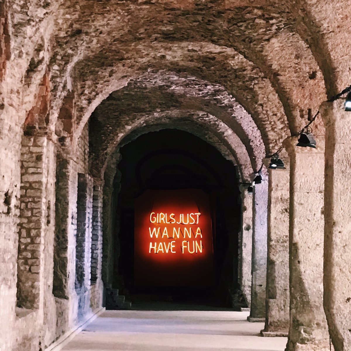damienmalezet's tweet photo. Et si on faisait des expos au #cryptoportique de @villedereims ? 💪😊. #1idéepourReims #reims #reimstourisme #girl https://t.co/xmLeFe0X4U