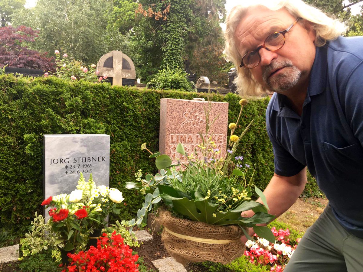 SG Dynamo Dresden on X: „Gute Freunde gehen niemals so ganz. Du fehlst,  Stübs!“ Co-Trainer Heiko Scholz besuchte am ersten Todestag das Grab seines  Freundes und ehemaligen Teamkollegens Jörg #Stübner. Begleitet wurde „