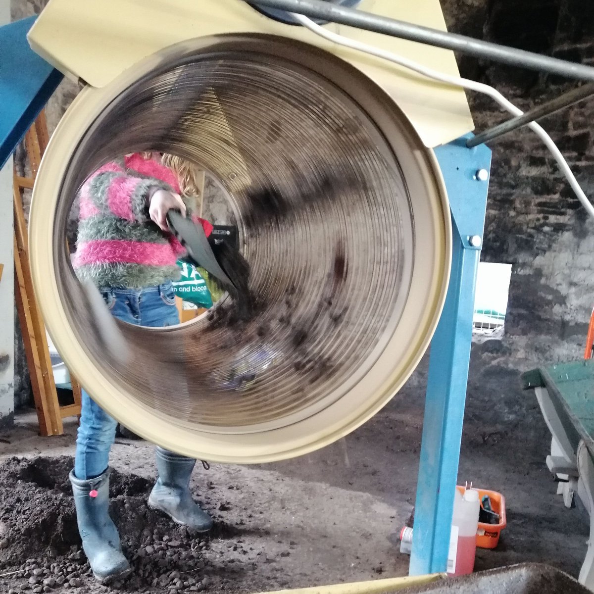 Great to get some help sieving soil for the clay floor and wall plaster.⁠
#clayfloor #clayplaster #naturalbuilding #traditionalbuilding #Strathearn #Crieff #Scotland #soilsieve⁠