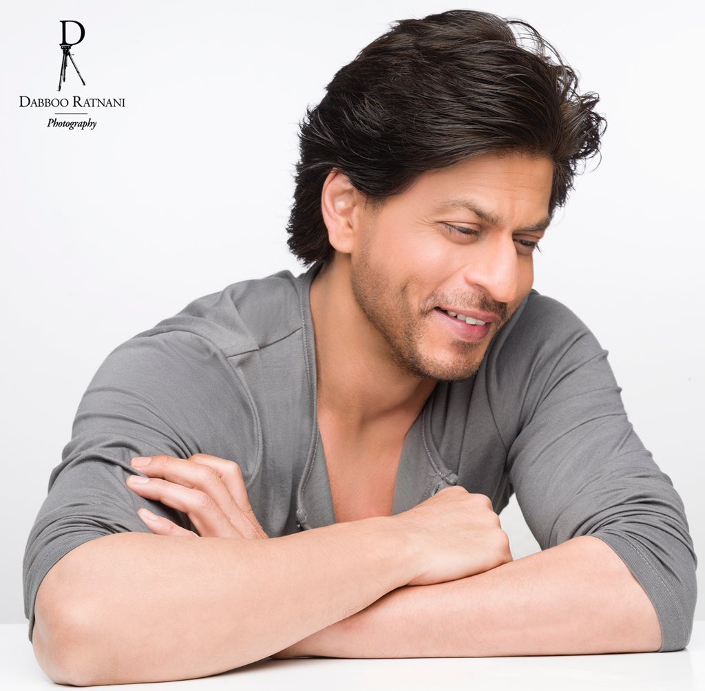 DabbooRatnani's tweet photo. ❤️✨🎬 Congrats Buddy @iamsrk for 28 glorious years in the industry 👏🏻🧿💙  @ManishaDRatnani #28GoldenYearsOfSRK #25yearsofdabbooratnani #ShahRukhKhan #SRK #friends Happy to be a part of #28YearsOfSRK @DabbooRatnani 📸 https://t.co/K3zRqnftgM