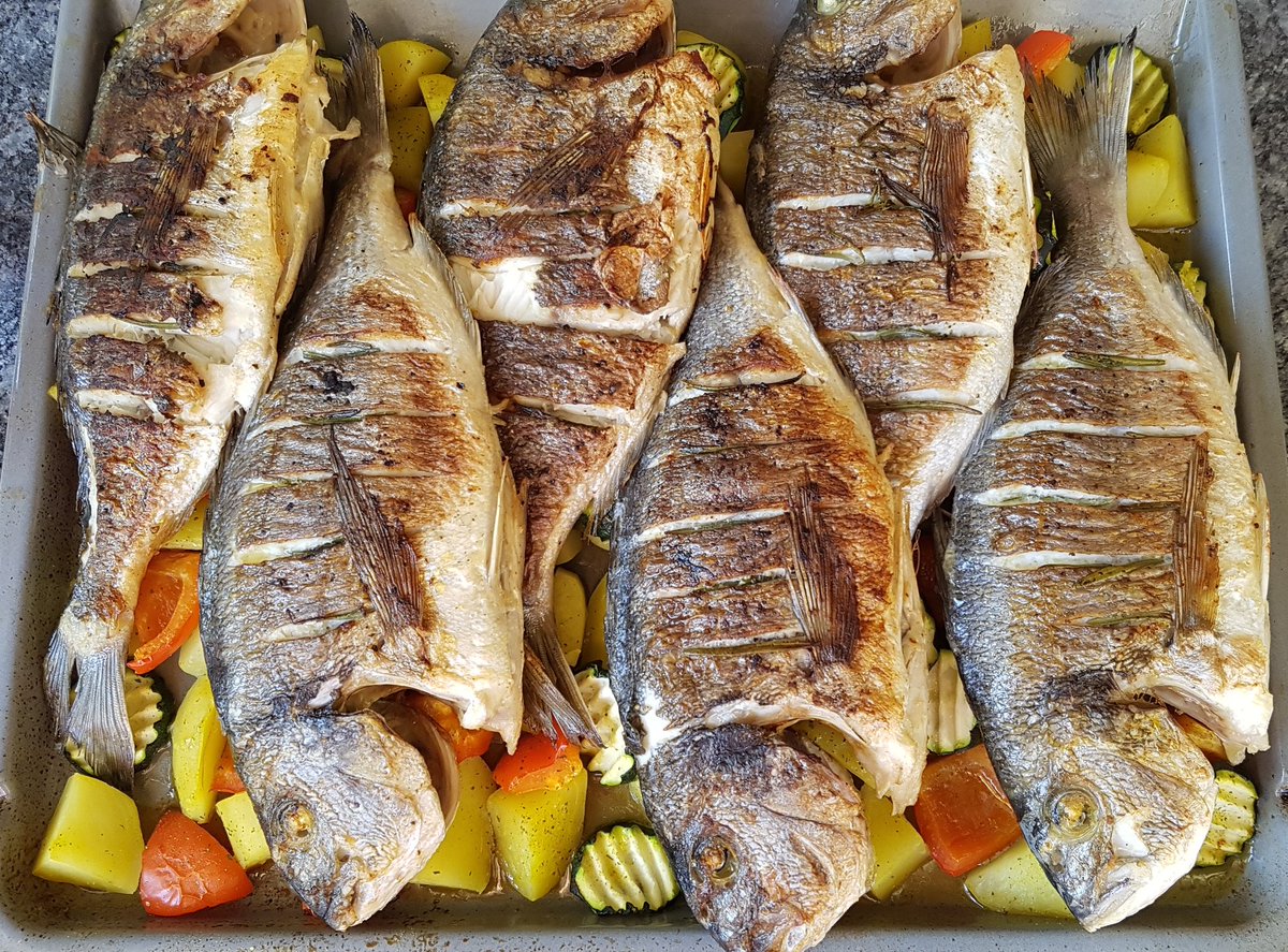 Da bereitet man mal eine leckere Dorade als Nachtessen zu und erntet als Dank nur das Gemotze der Kinder wegen den Geräten... 😄