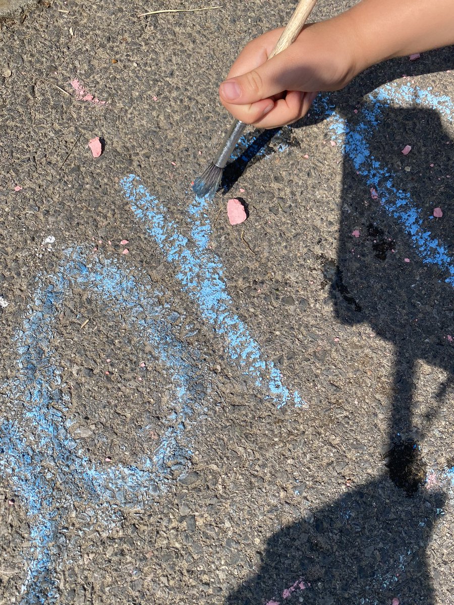MissLClarke's tweet photo. ✨ Phonics! ✨ 
Today I wrote some words with the au/aw/or/ore sounds. The children had to find the word that matched the digraph/trigraph I held up, and trace over the top of the word with paintbrushes and water. They loved it! https://t.co/f8fmC0uMxb