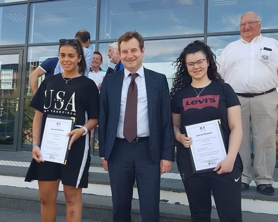 BonnaterreL's tweet photo. A #Caudebec-lès-Elbeuf ce soir remise des "Lettres de félicitations de la Jeunesse,  des Sports et de l'engagement associatif" à 3 bénévoles du #CSPFoot. Un grand bravo à eux avec une mot spécial pour Serena et Sandra, sœurs #étudiantes et #bénévoles depuis l'adolescence ! 👍👏 https://t.co/gn161WsAtZ