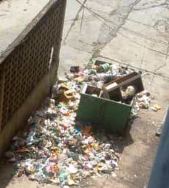 Matamoros36's tweet photo. @Supra_Ccs @ErikaPSUV   Hasta cuándo someten a la población del 23 de Enero a que vivamos ahogados en basura por su ineficiente gestión. Más que ineficiencia es indolencia! https://t.co/pUQTStviXK https://t.co/Yk0jPN6wNw