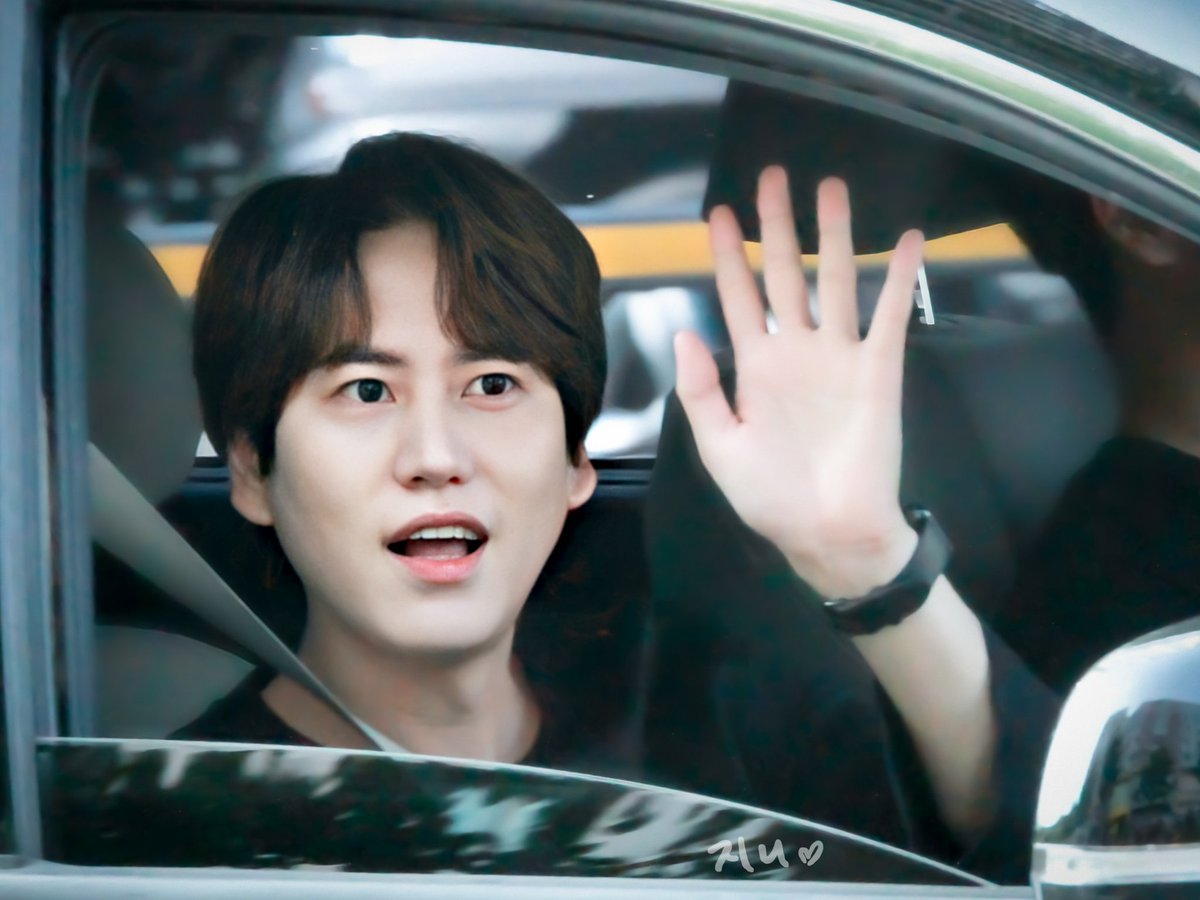 sj_likethiss's tweet photo. 200614 
안농👋😀

#규현 #푸르게빛나던우리의계절 https://t.co/BkbzPFN9Or