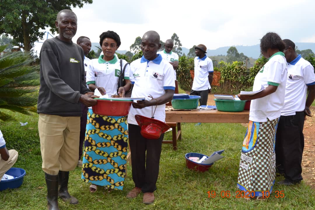 iDeale_MicroFin's tweet photo. Inclusion financière des populations non bancarisées à l'Est de la #RDC. Nos équipes de terrain ont été à Kalonge au Sud-Kivu, du 02 au 09 juin passé. " Ces petits prêts qui changent des vies" #Cash_iD, #Finance4Women, #InclusionFinanciereRDC. +infos 👉https://t.co/aaq8nNq86o https://t.co/k3zraghtzf