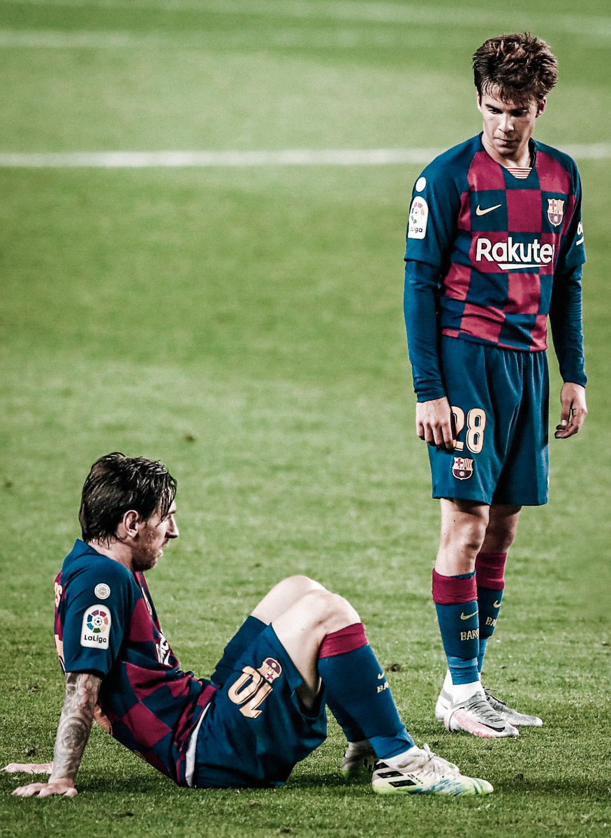 He tries to hold them, useless… he can’t hold his emotions. In one moment, he stops on the pitch and looks around him. Looks at the 100,000 people chanting his name. Looks at the Camp Nou. Looks at his teammates. What is crossing through his mind?