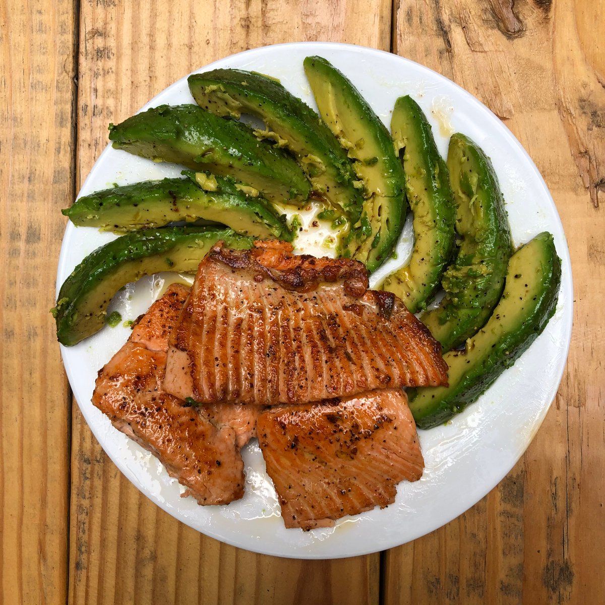 PCakeman's tweet photo. Stepping up my #keto game.
Wild caught salmon w/ fried avocado in cracked black pepper & butter sauce.
I don't normally photograph my food, but I thought this was a rather photogenic meal.
#DrBerg
#LowCarb
#ClassHole https://t.co/xAFV3UvCMv
