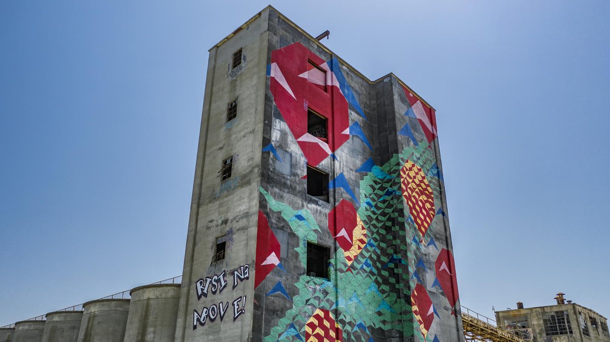 SFPort's tweet photo. #WaterfrontArtWatch: "Bayview Rise" by artists Laura Haddad and Tom Druggan is a 97-foot mural installation that forms a 'gateway' into Bayview Hunters Point. It’s highly visible, changing from day to night as dynamic, projected lighting is cast upon it. #WaterfrontatHome https://t.co/J1LZhV2XQx