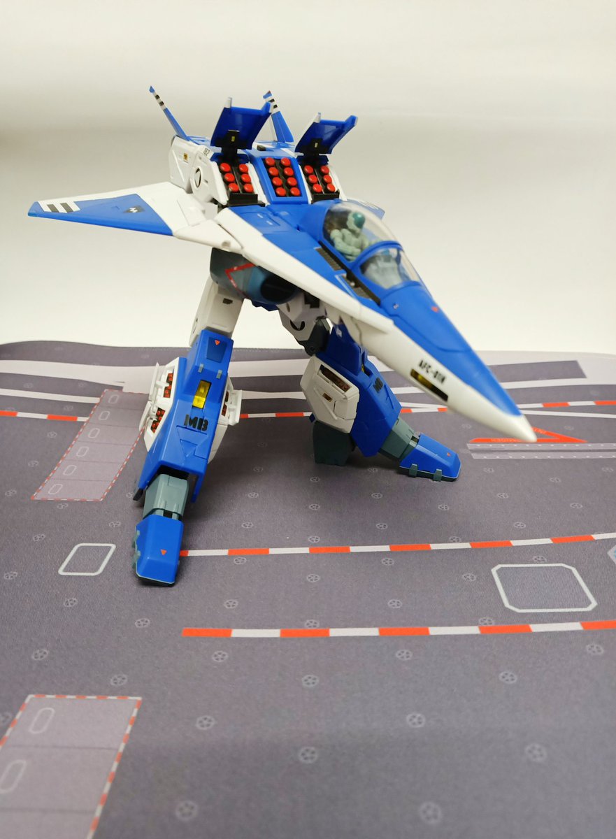 dislexicons's tweet photo. This thing is a new beast with many new tricks. Although very solid I have seen breakage reports read the manual or watch a video this is not your childhood legioss you need to learn the new transformation. #legios #riobot #mospeada #robotech #レギオス #モスピーダ #mospeada https://t.co/jEp7YSzA2c