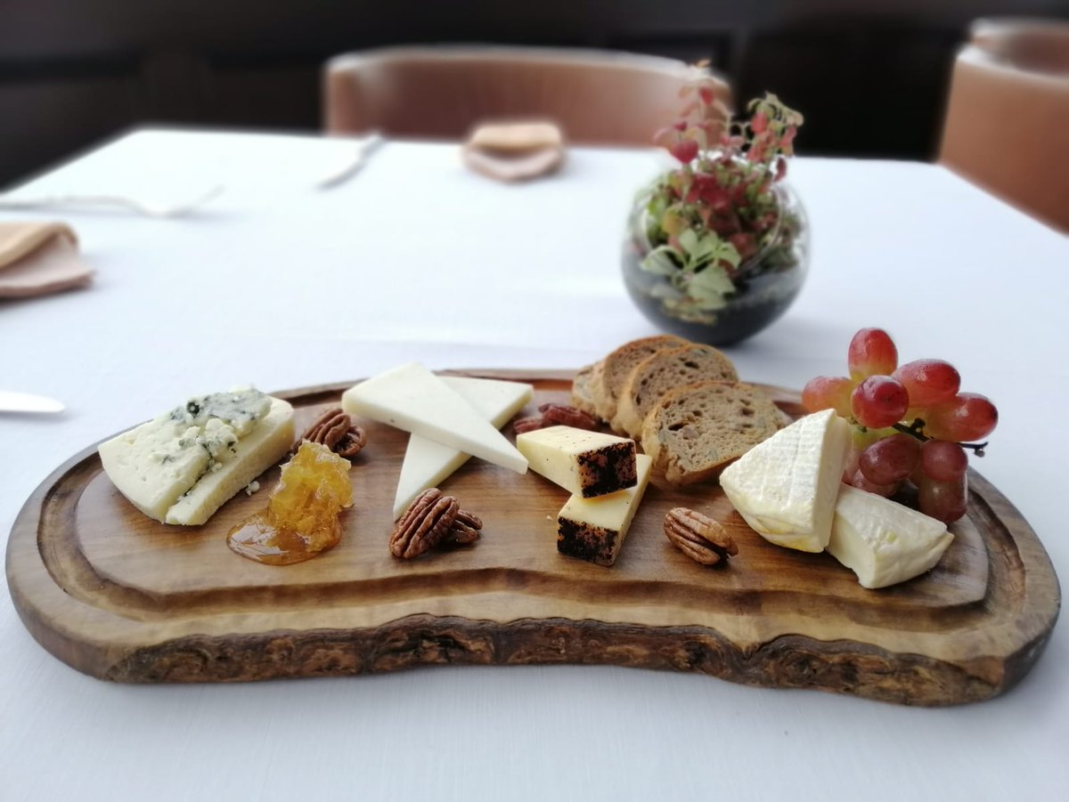 beehivecheese's tweet photo. At the @americanclubhk in Hong Kong, where you can find Barely Buzzed on a very tidy and tasty cheeseboard. 👌💯
.
#MakingFriendsWithCheese #WheyBackWednesday #HongKong #Cheddar #CheeseBoard https://t.co/nBZ8zuRIDd