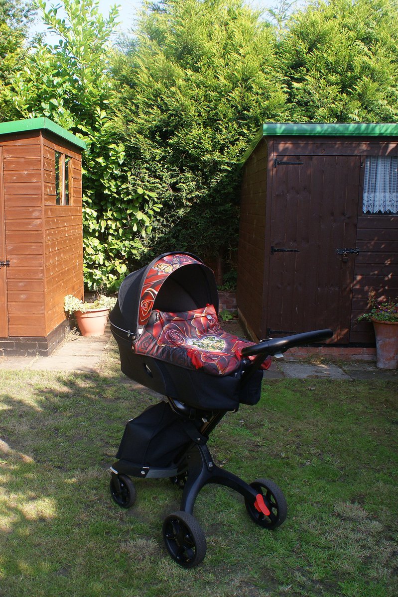 vmcustomart's tweet photo. Here is our baby girls @StokkeBaby pram customised by myself. #baby #beauty #gem #roses https://t.co/R9Dl9AKiuh