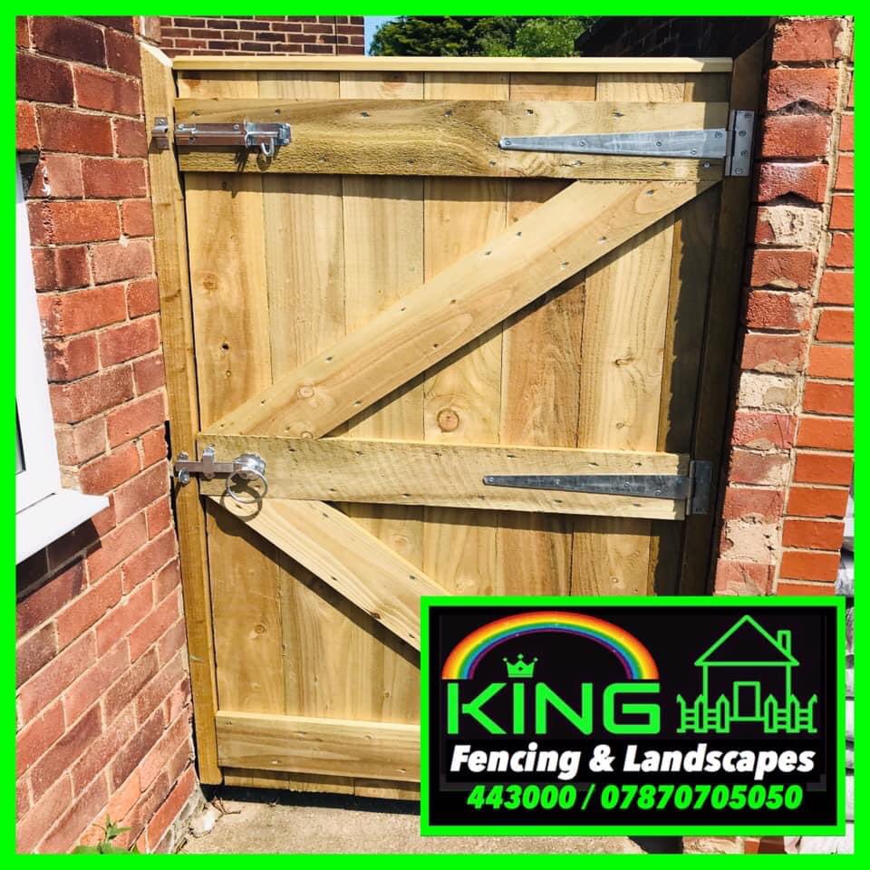 kingfencing0's tweet photo. Take down and dispose of old fencing supply and fit 81ft of close board fencing with concrete post, gravel boards and capping with a last minute gate to finish. 👌🏻👍🏻💪🏻🌈
We will be out Saturday quoting. If your looking for new or replacement fencing or decking call us or DM us. https://t.co/Bz530vGw5M