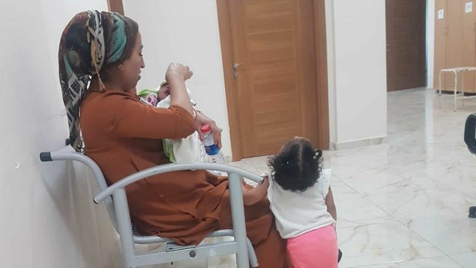 meraldanis's tweet photo. Anayasa 138.maddesine göre “hakimler...Anayasa’ya, kanuna ve hukuka uygun olarak vicdani kanaatlerine göre karar verir” 

Eylem Oyunlu’yu 10 günlük bebeği ve 2 yaşındaki kızıyla birlikte verilen tutuklama kararında; Vicdan yok, anayasa yok, hukuk yok, kanun yok. Zulüm var... https://t.co/vuiwV5LfSW