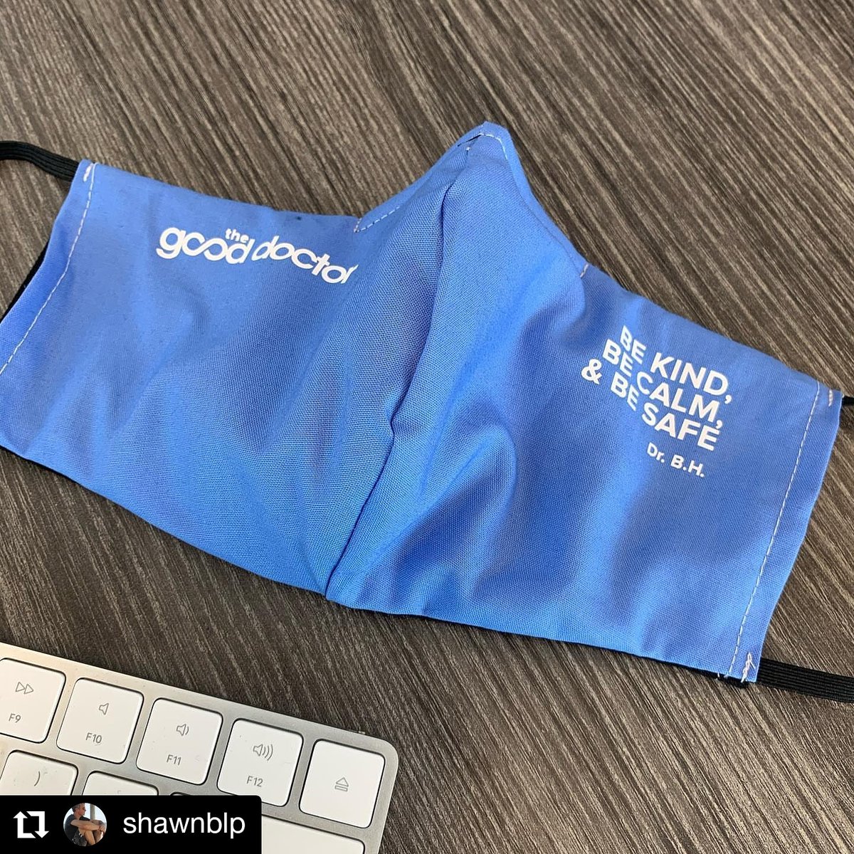 TheGoodDoctorAr's tweet photo. La máscara perfecta no exis...
• Se amable.
• Mantener la calma.
• Permanecer seguro.
@shawnblp nos comparte la máscara que usará el elenco y el equipo durante la grabación de #TGD4
#TheGoodDoctor
#GoodDoctor
#GD4
@shorez @GoodDoctorABC @gooddrwriters @ABCNetwork https://t.co/Ce2K3DFNzI