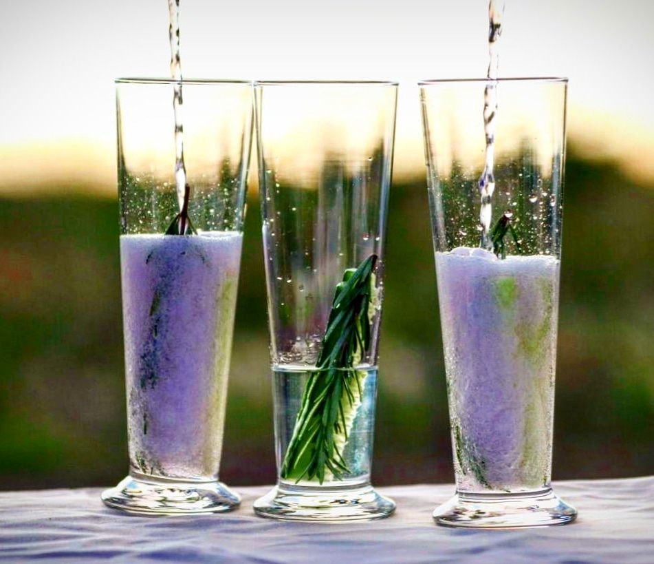 NambitiPlains's tweet photo. Gin & Tonic on an afternoon safari? Hold on it's coming...
#ginandtonic #afternoondrive #Safari #drinks #drinkstop #view #cocktails #holdonitscoming #TravelTomorrow #onedaysoon #tourismready #wishyouwerehere #worthwaitingfor #cantwait #Day90OfLockdown https://t.co/NYb1xPehpc