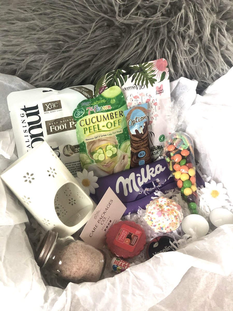 Our deluxe box is selling like hot cakes 🙌🏻 £19.95, perfect for birthdays, get well soon present, thinking of you present, or even a treat yo self care present! Gets yours here: etsy.me/2Nrzejg