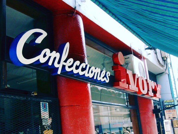 zaragozadeluxe's tweet image. Confecciones Ivory. Fantástico reciclaje rotulario de una tienda de electrodomésticos cercana llamada Brorvy. 
La foto es del año 2000. El rótulo desapareció a mediados de la primera década de este siglo. 

#patrimoniografico
#walldecor
#rotulosantiguos
#typography
#typehunter