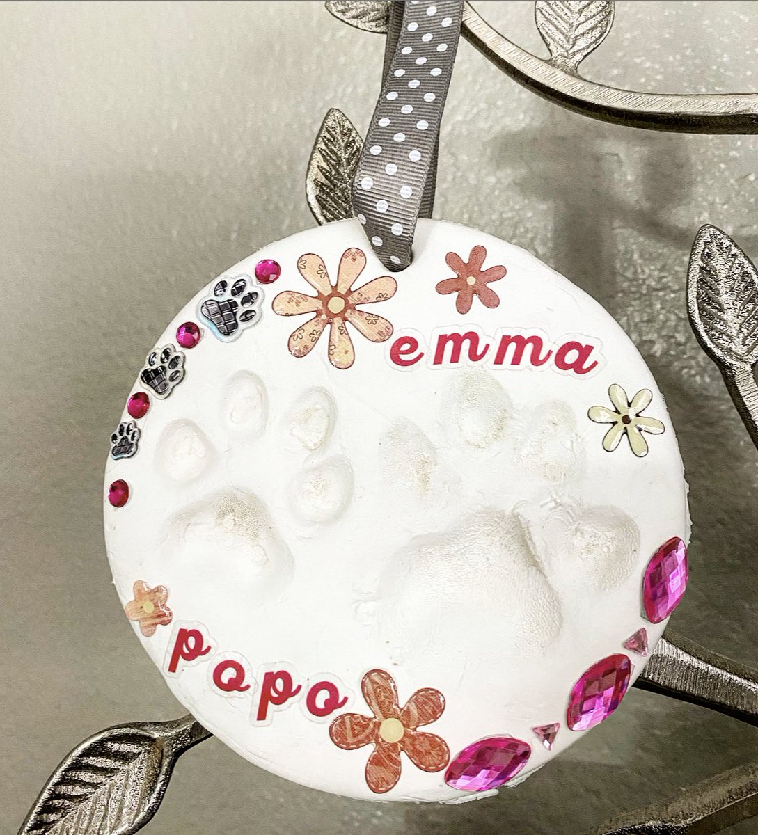 atcpettalk's tweet image. Look what I made?! 😍🤗

It was really easy to make! No mixing, baking or mess👌🏻  

The impression kit is called pawprints keepsake by Pearhead. 🐾

#pawprint #artandcrafts #impressionkit #animallovers #petparents #art #fun #decorate #dogs #cats #love