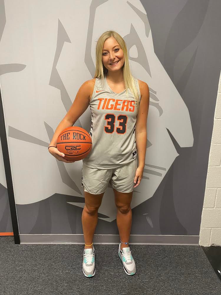KennedyAllison1's tweet photo. Blessed to recieve an offer from East Central University!! Thank you @ECUTigersWBB @CoachcoleECU @HeatherRobben @professormcgaha https://t.co/l7VYnwzUAs