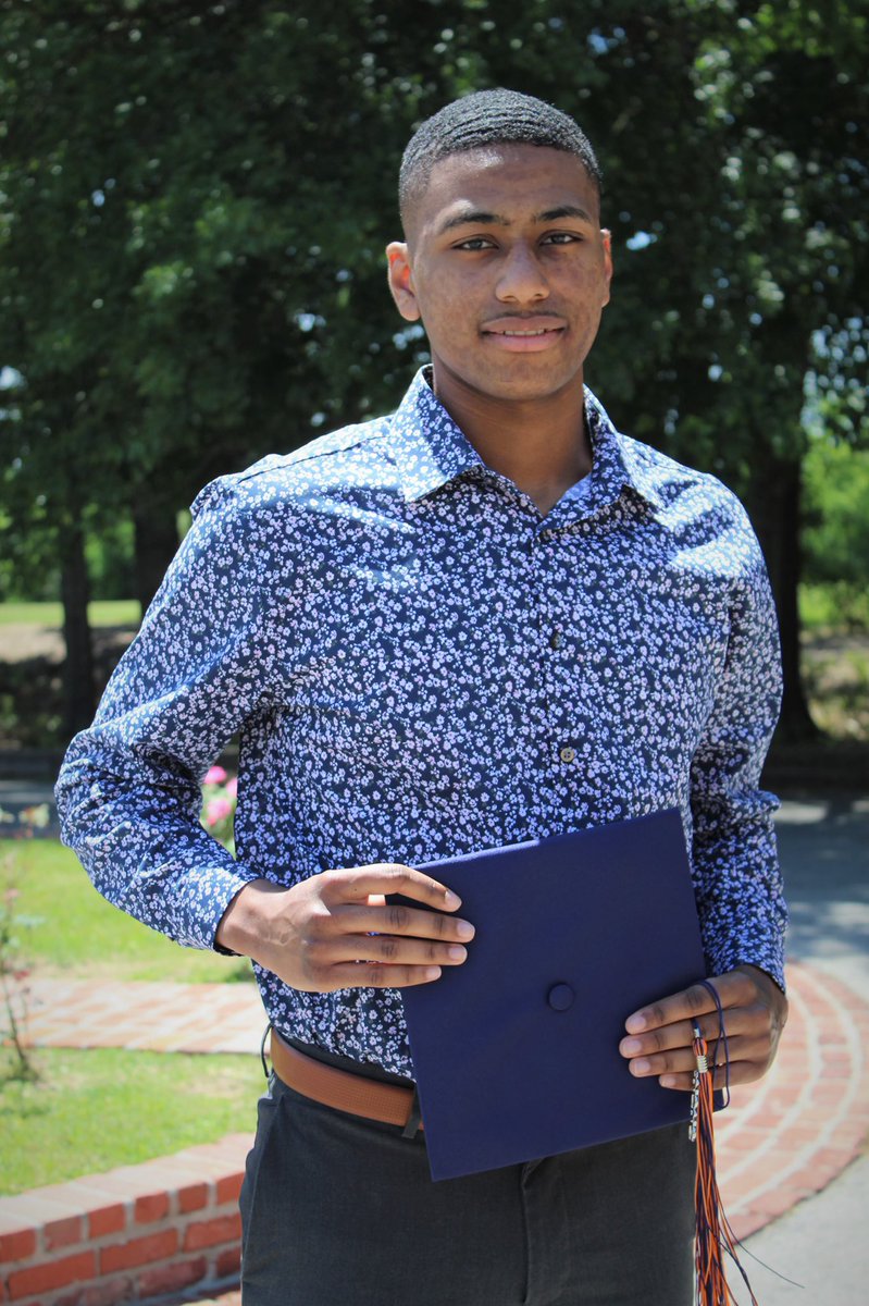 n0limit_c's tweet photo. Don Woods ( Beau Chene High ) graduate ❗️#TRIONation #TRIOWorks https://t.co/1XtbRl5NL4