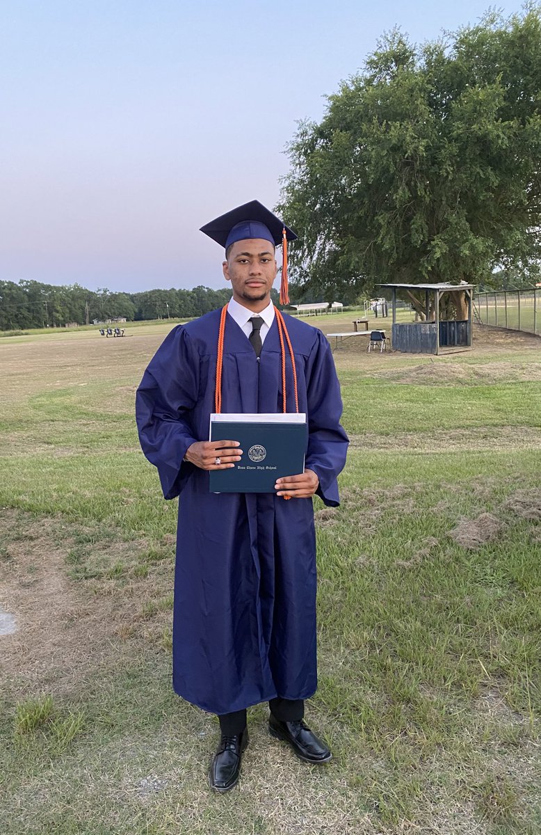 n0limit_c's tweet photo. Don Woods ( Beau Chene High ) graduate ❗️#TRIONation #TRIOWorks https://t.co/1XtbRl5NL4