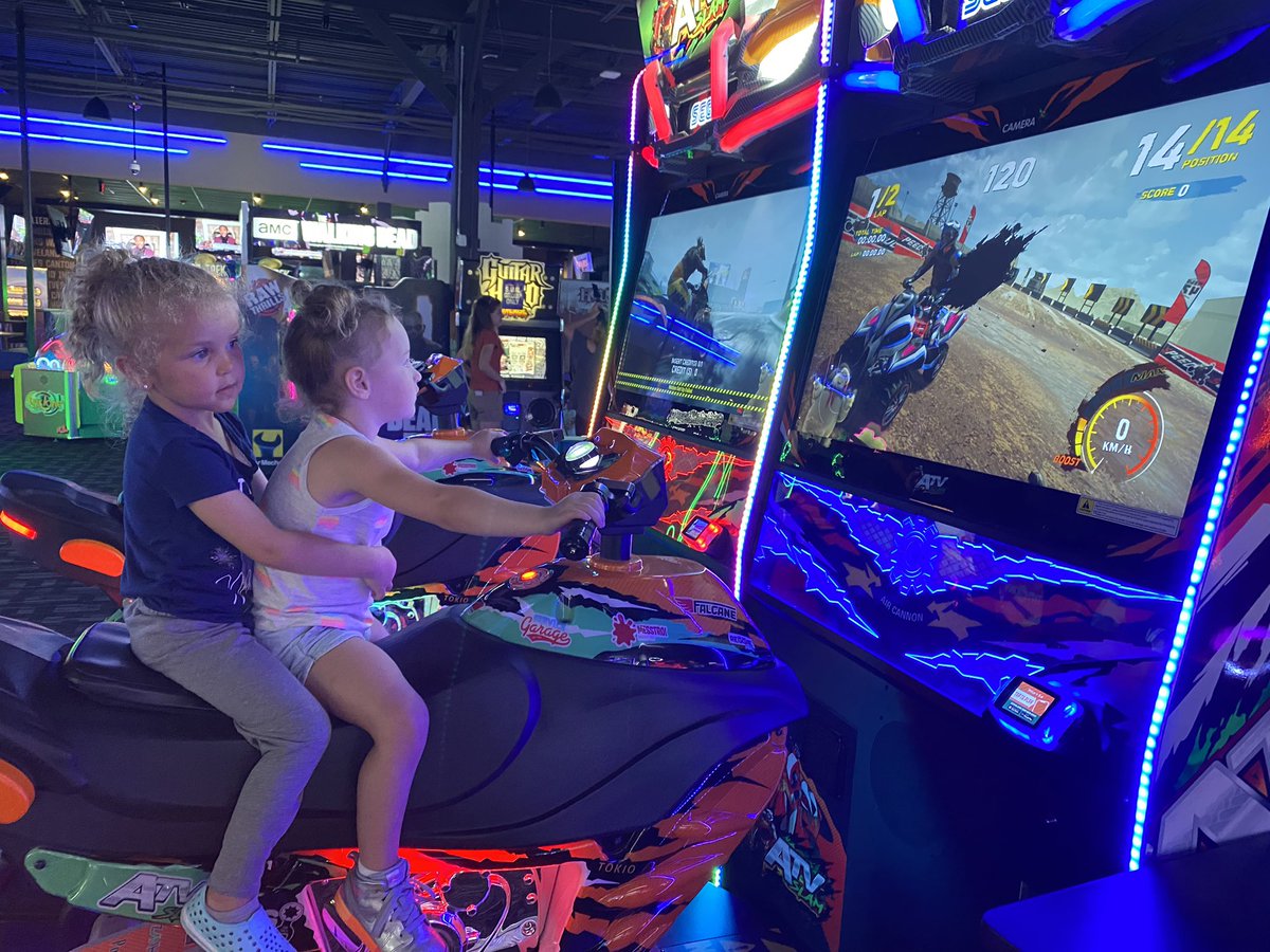 jayyy_babe's tweet photo. Poor girl got her cast today! But the afternoon ended on a good note she got some play time with her bff. https://t.co/NGalRI3xgG