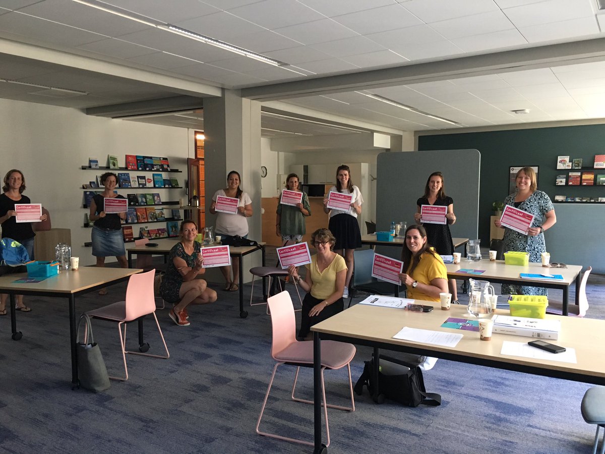 Yessss, gefeliciteerd: deze groep 1-2 leerkrachten kreeg vanmiddag een certificaat voor verdieping in Kagan Cooperatief Leren voor jonkies. Helemaal toegespitst op opbouw van structuren bij kleuters. Leuke groep enthousiaste vakmensen 👌#bazalt #bazaltgroep
