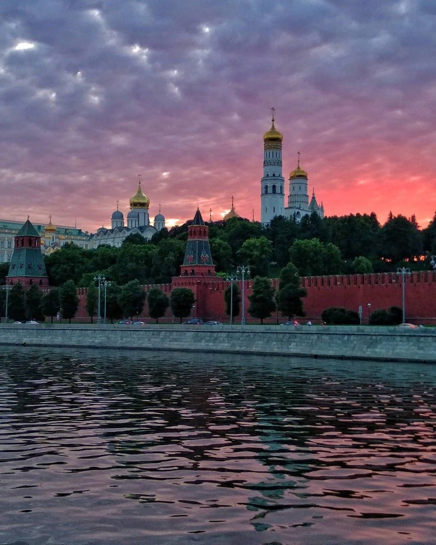 Софийская набережная Москва
