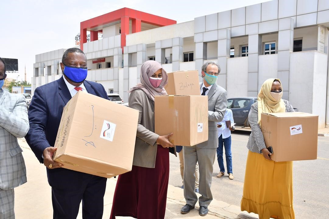 jkmamabolo's tweet photo. I participated, symbolically, in moving boxes of face masks on to a UNAMID flight at Khartoum airport to be transported to various towns in Darfur, to combat the spread of COVID-19. The initiative is supported by the German Govt in collaboration with the Sudan Govt https://t.co/JOvlTRIXTu
