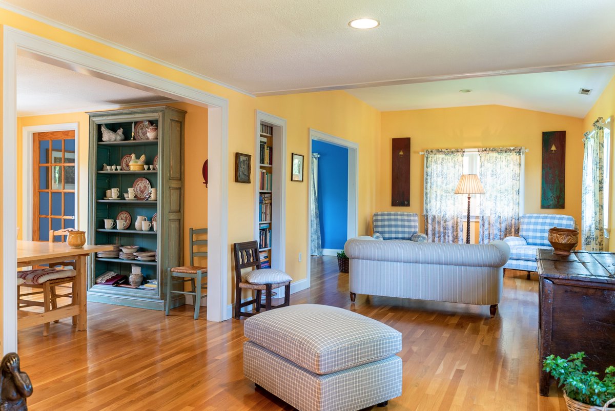 JoyKimMetalios's tweet photo. Bright and cheery living room at 27 Carrona Dr in Riverside! 

If you haven't seen this 🏡, it's time to schedule a walk-through! 

#Metaliosgroup
#Realestate
#houlihanlawrence
#Connecticut https://t.co/SxKPV63jzg