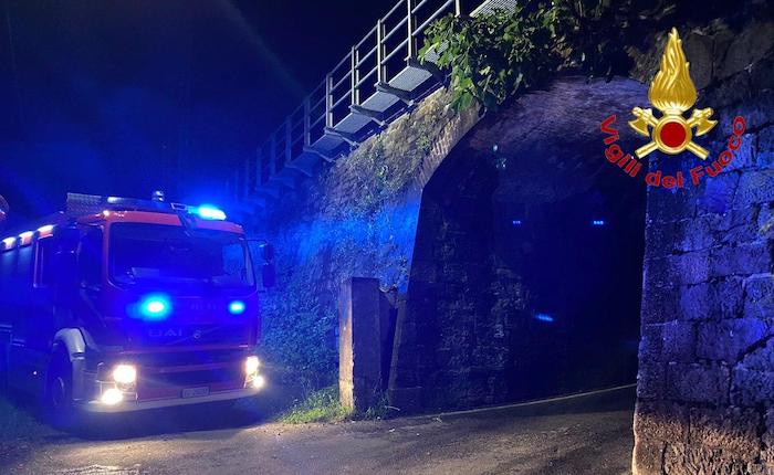 LuinoNotizie's tweet photo. Maltempo nell'alto Varesotto: treni e passeggeri bloccati per ore a #Tronzano #LagoMaggiore. Le persone sono state soccorse e hanno camminato per 2km per raggiungere la stazione più vicina. Disagi sulla linea
https://t.co/wP4GglW5uE https://t.co/1jXv3Zz6VE
