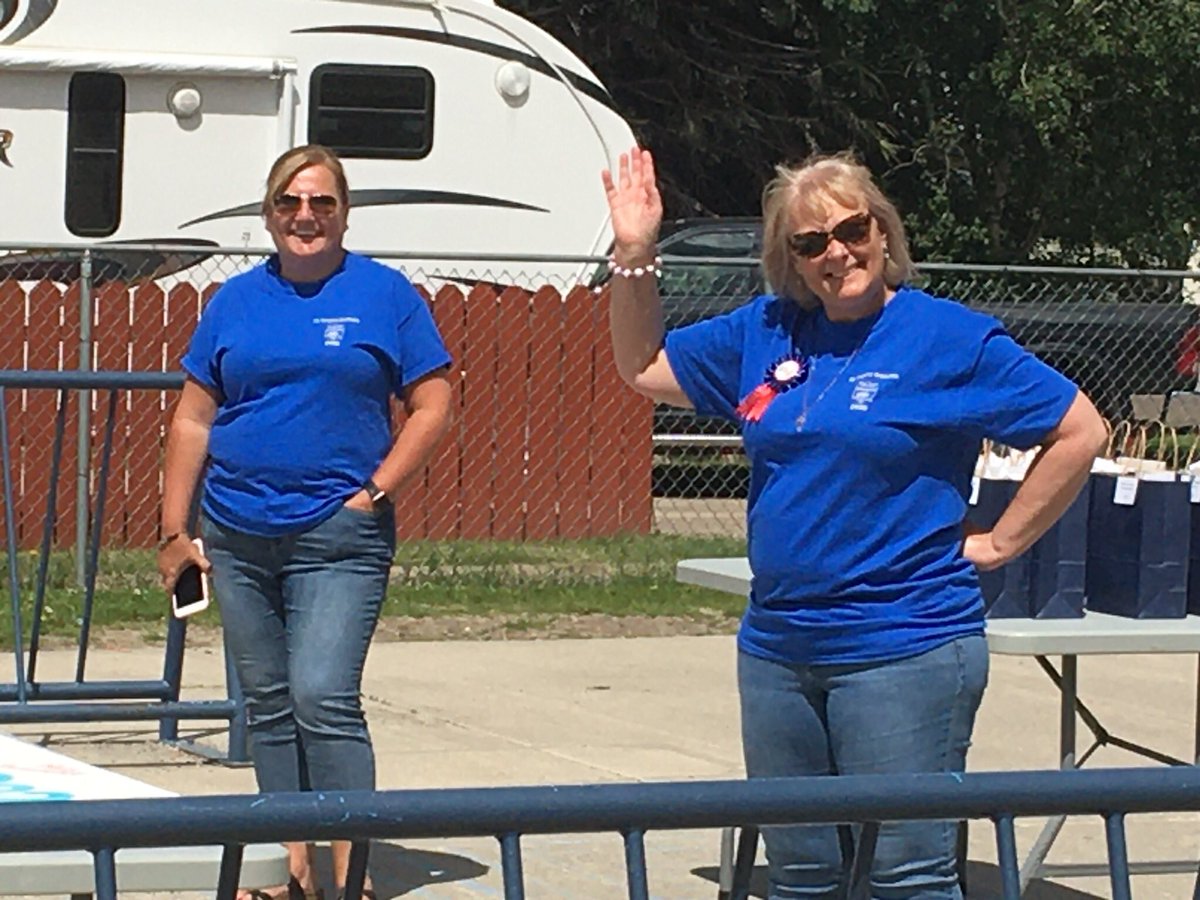 apstgreg's tweet image. We had a beautiful day for our grade four graduation drive by!  Great to be with students we haven’t seen in awhile.   Such fun to honour their achievements!!!  Thanks to the welcoming committee!!  😂Congratulations to our grads!!  #ecsrdjoy