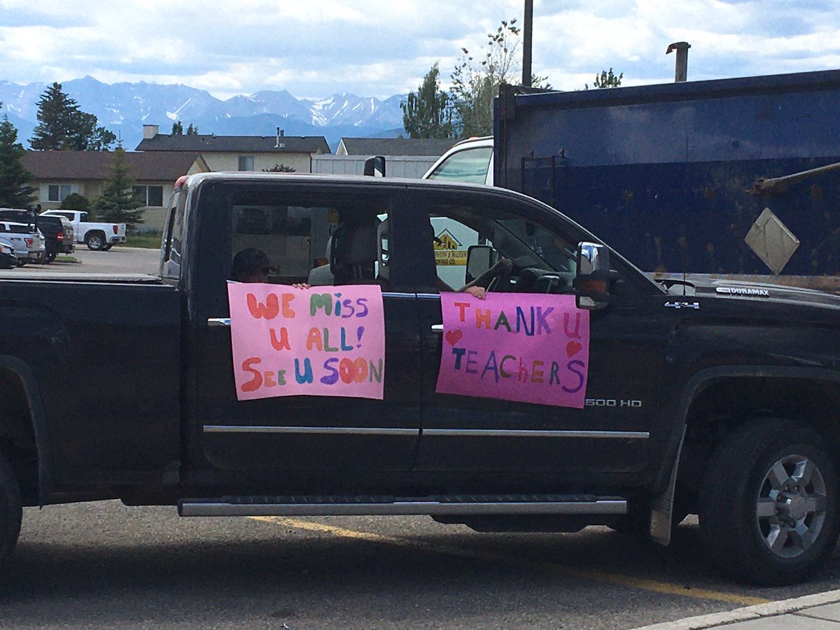 apstgreg's tweet image. We had a beautiful day for our grade four graduation drive by!  Great to be with students we haven’t seen in awhile.   Such fun to honour their achievements!!!  Thanks to the welcoming committee!!  😂Congratulations to our grads!!  #ecsrdjoy
