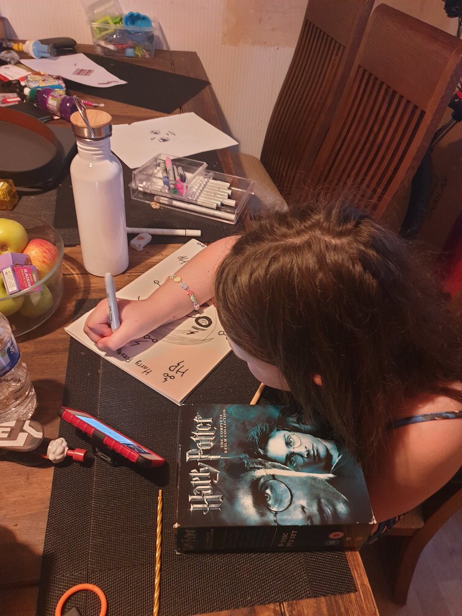KimberleyDipple's tweet photo. @fordbridge2013 Isabelle loves drawing and Harry Potter so decided she wanted to draw him #SoArty https://t.co/0NW1gaMH1U