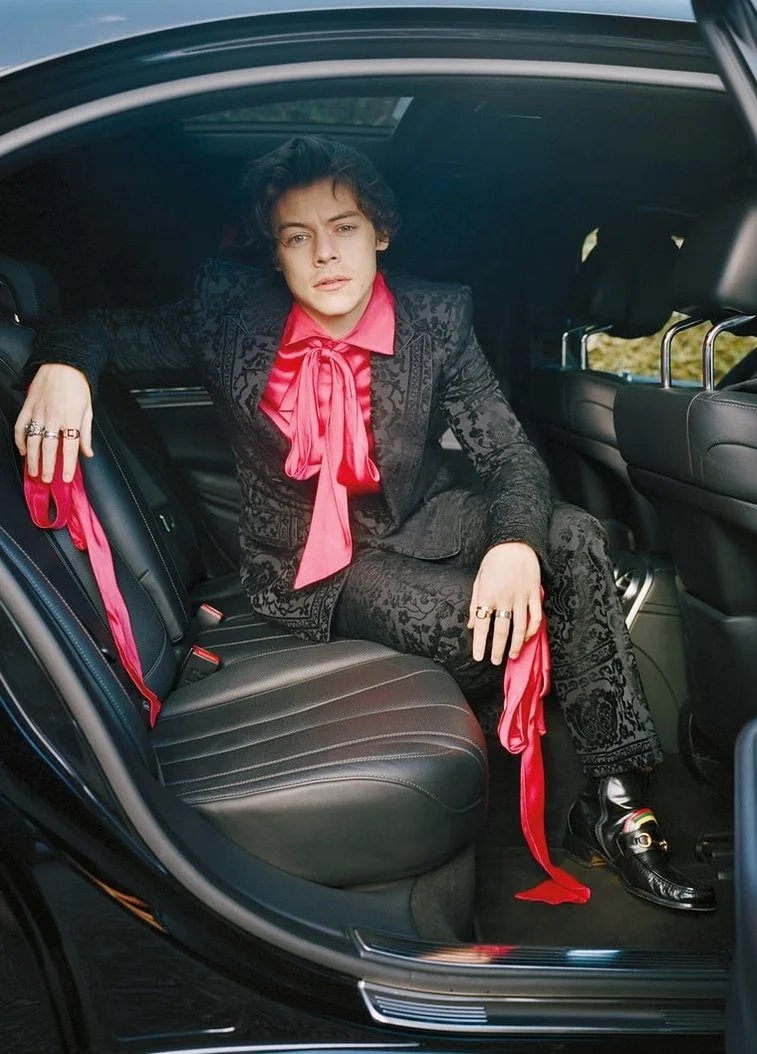 herovillainfan1's tweet photo. #ButtonsandBows #CategoryFantasy Harry Styles is a creature of bows. https://t.co/6E4jrjztG8