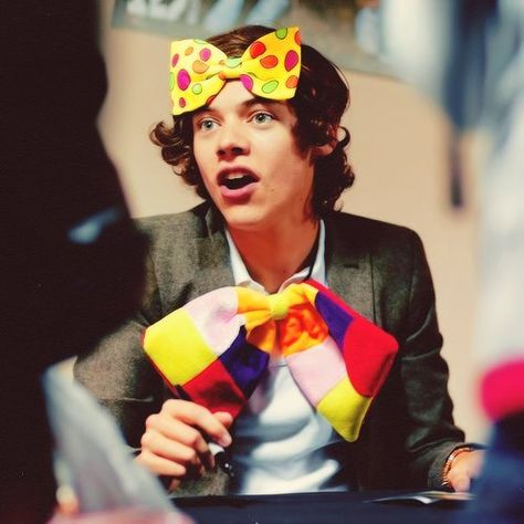 herovillainfan1's tweet photo. #ButtonsandBows #CategoryFantasy Harry Styles is a creature of bows. https://t.co/6E4jrjztG8