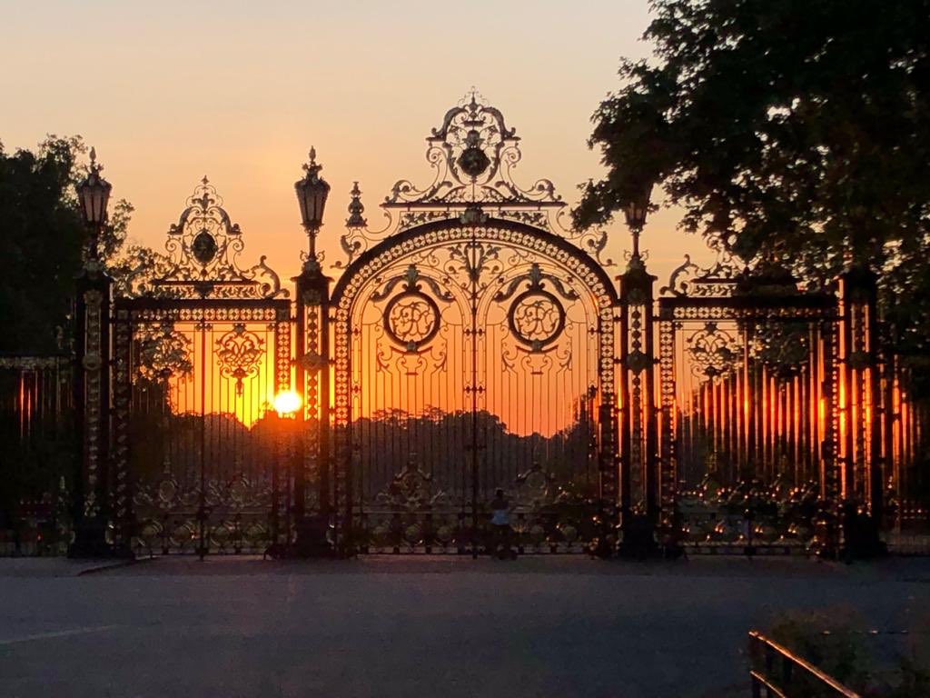 T2LW's tweet photo. Superb sunrise in Lyon this morning. What else for a kickstart ? https://t.co/Za9Iiwae0i