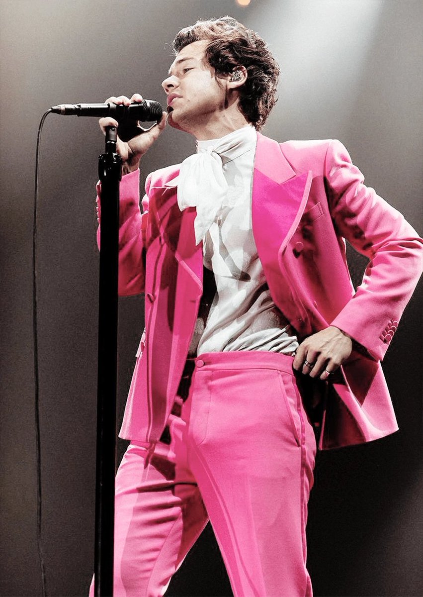 herovillainfan1's tweet photo. #ButtonsandBows #CategoryFantasy Harry Styles is a creature of bows. https://t.co/6E4jrjztG8