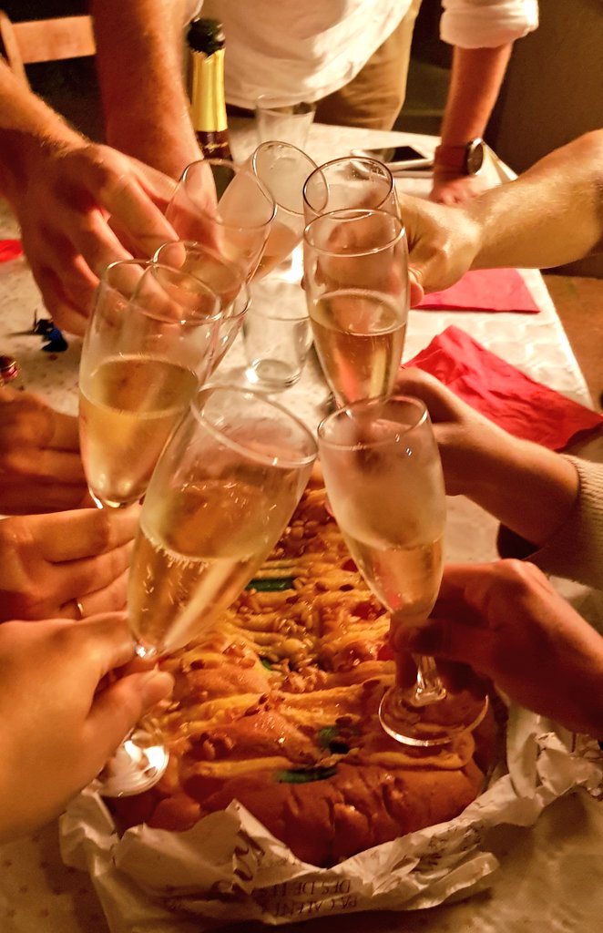 <a href="/PaulaLasheras/">Paula Lasheras</a> <a href="/martigironell/">Martí Gironell</a> <a href="/ssolerg/">Sílvia Soler Guasch</a> <a href="/columnaedicions/">Columna</a> I així ho vam fer: Per l'estiu que comença! 🥂🎉